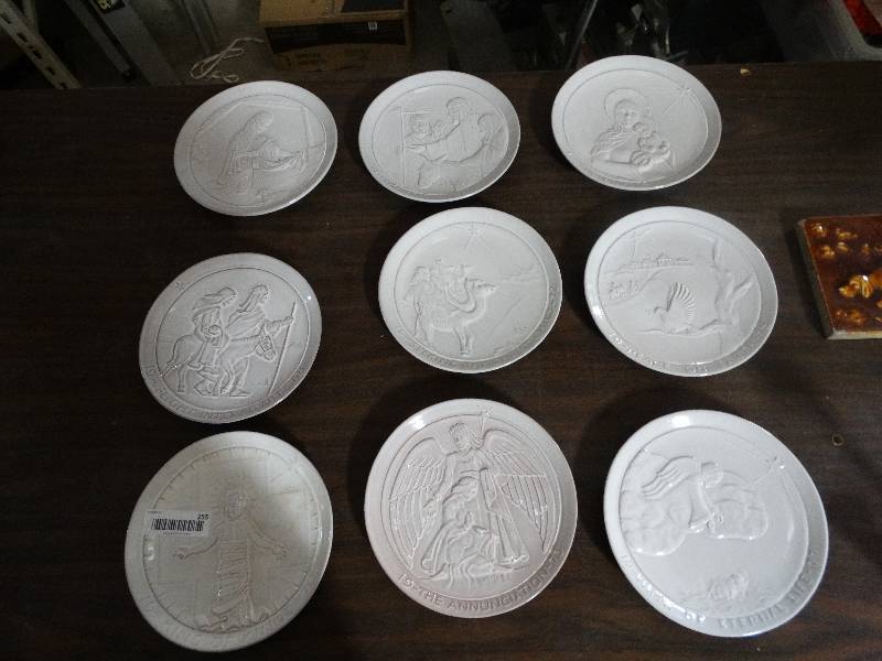 lot 255 image: 9 pc. Set of Frankoma Nativity Edition Plates - By John Frank.