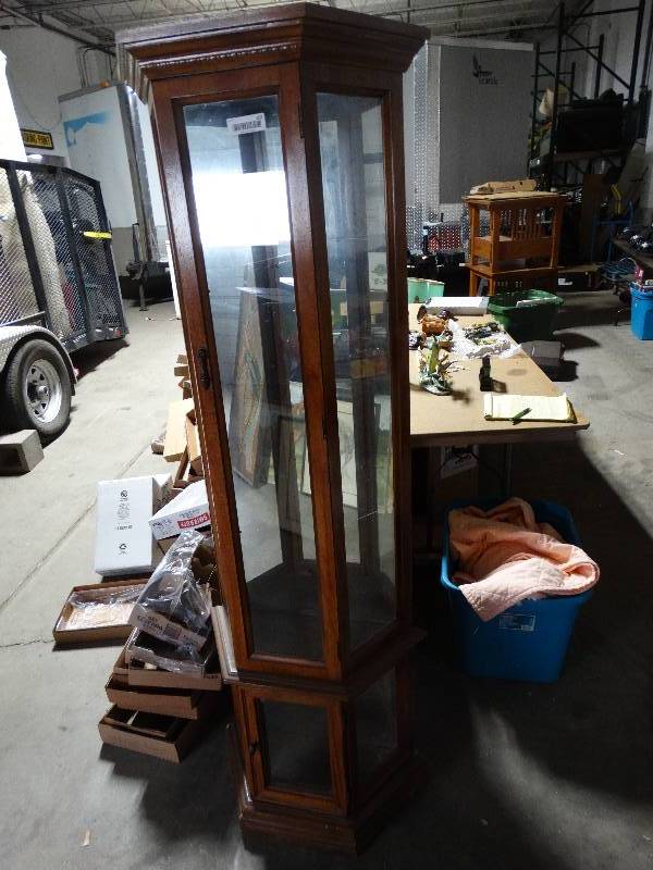 lot 262 image: Glass & Wood Curio Cabinet wLight - One Side Glass is Cracked.