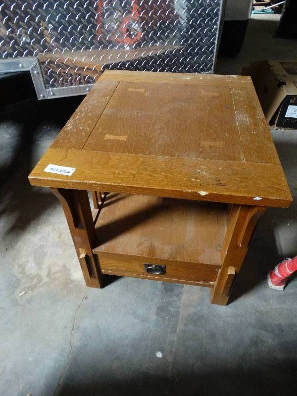 lot 276 image: Oak End Table wDrawer & Under Storage.