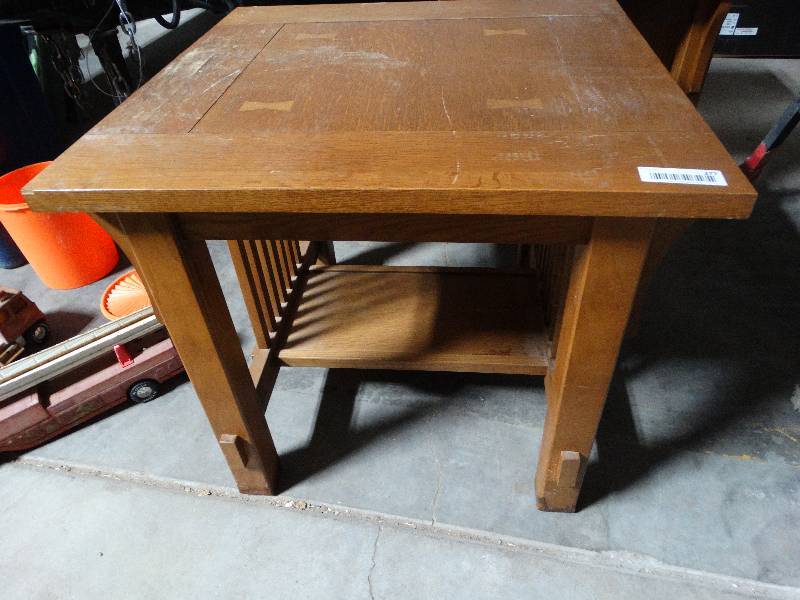 lot 277 image: Oak End Table wUnder Shelf.