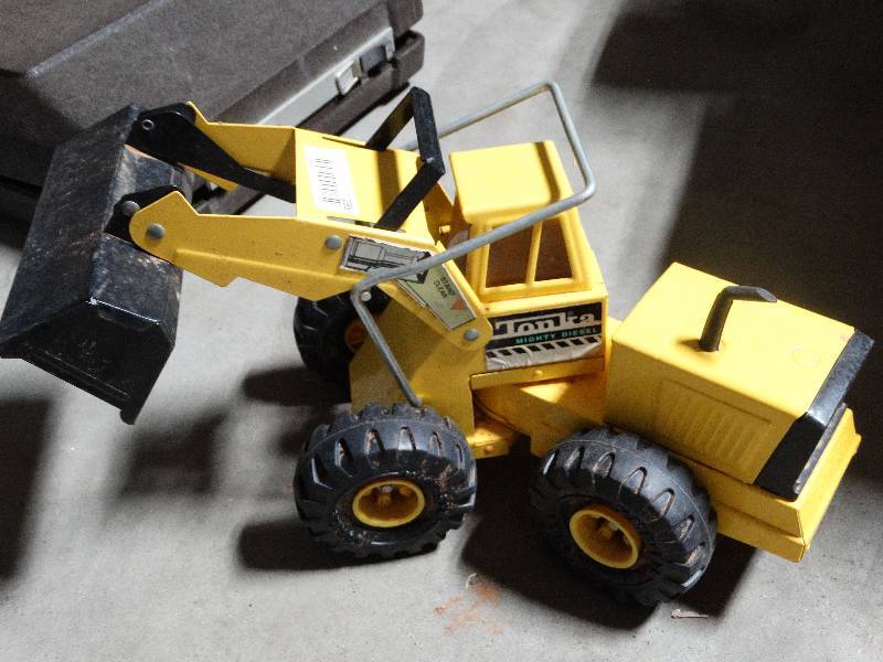 lot 295 image: Vintage Tonka Scoop Truck Toy.