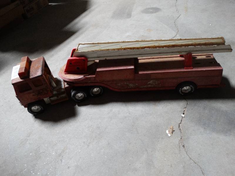 lot 301 image: Vintage Metal Toy - Nylint Aerial Ladder Fire Truck.