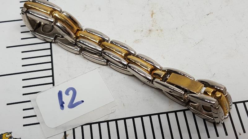 lot 5393-12 image: This bracelet is from a collection picked up at a Storage Locker Wars auction.