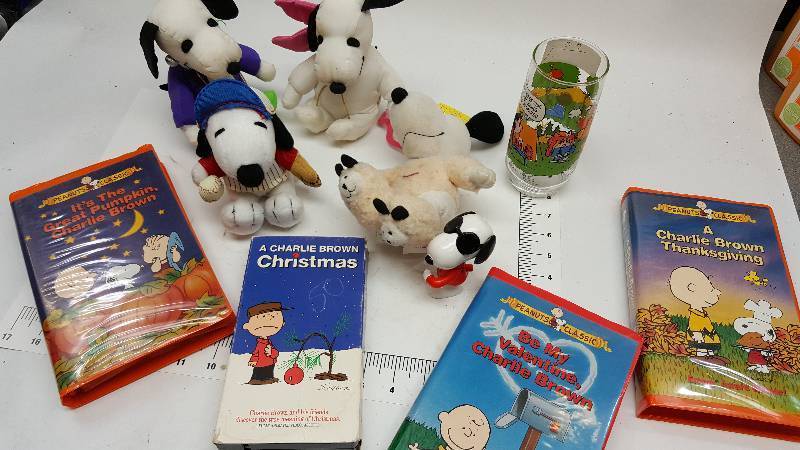 lot 5518 image: Assortment of Charlie Brown Peanuts collectable pieces
