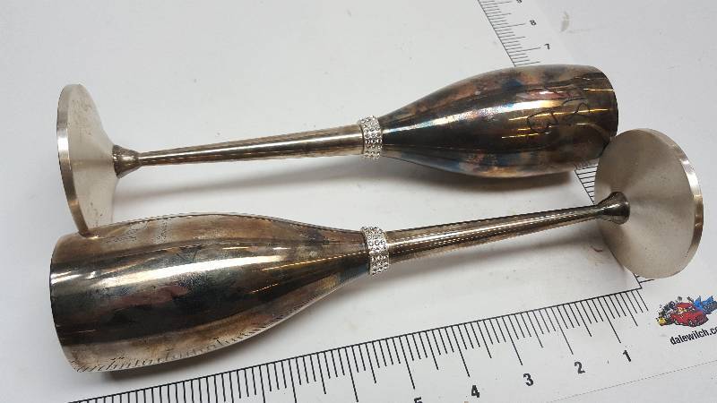 lot 6532 image: Heavy like Silver but most likely not.  Probably not real diamonds around the stem either but never the less,