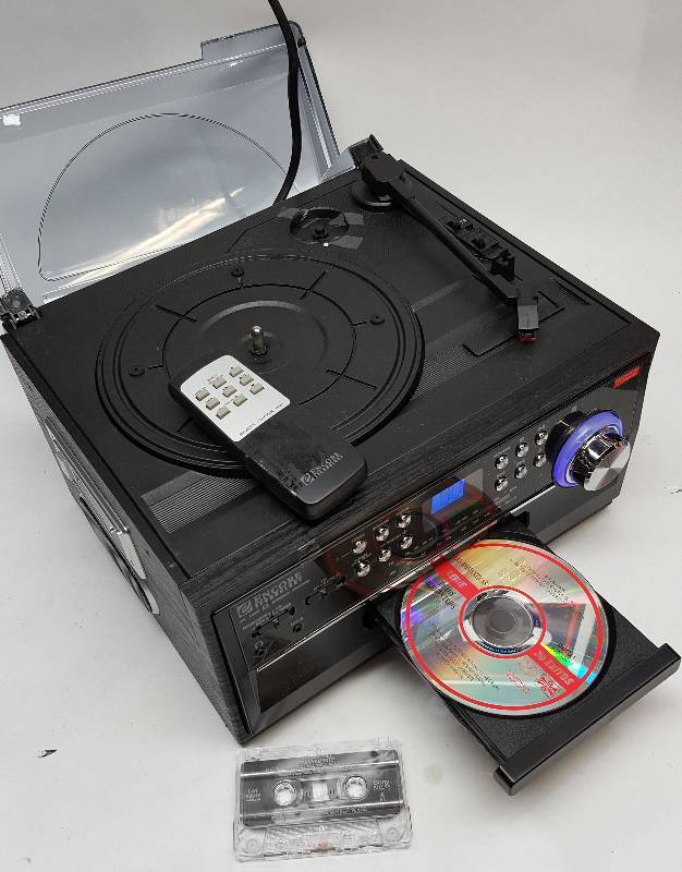 lot 5272 image: Damaged lid on this Encore Technology PC Ling Stereo System for phono, CD, Cassette, AMFM Tuner