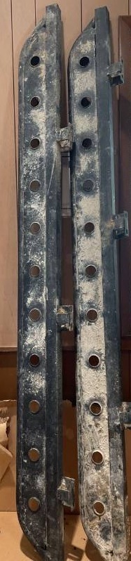 lot 39219 image: FORD F250 Black Metal Side Steps (Pair)