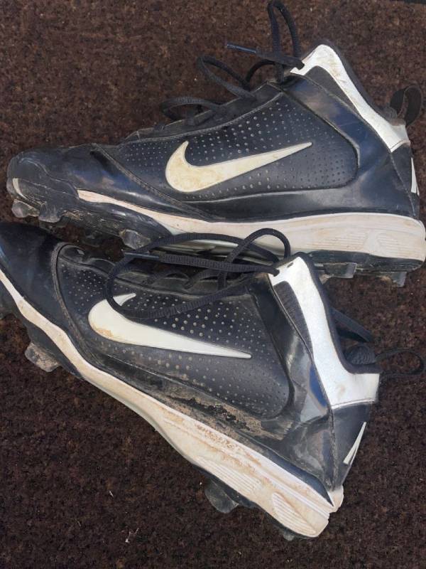 lot 32714 image: Nike Softball Cleats Men��s Size 10
