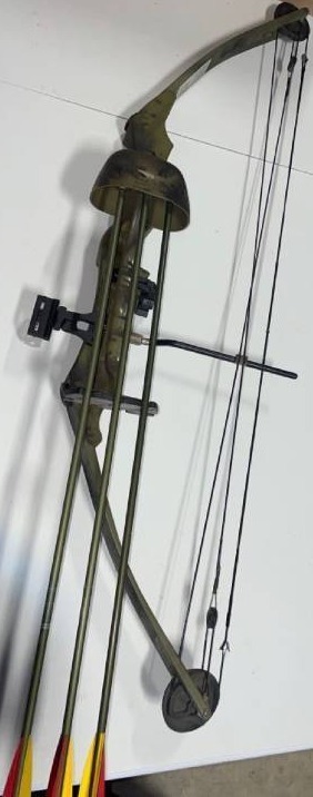 lot 32715 image: Fred Bear Signature Line Compound Bow Whitetail II with Hostage Arrow Rest 3 Arrows With Fixed Broadheads RH