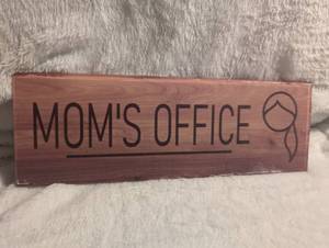 lot 2135 image: Moms Office Sign