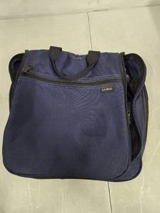 lot 2032 image: L.L. Bean hanging toiletry bag Blue