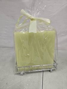 lot 2033 image: Green 4 wick candle with decorative stand