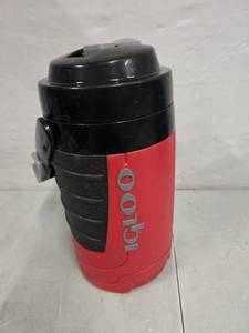 lot 3017 image: Igloo Performance 1 Quart water jug