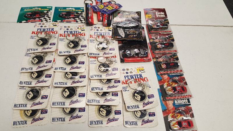 lot 1199 image: Lot of 29 NASCAR Items Keychains, Magnets & Pocket Knife w Dale Earnhardt New w Tags