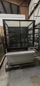 lot 12328 image: Bakery Display Cabinet