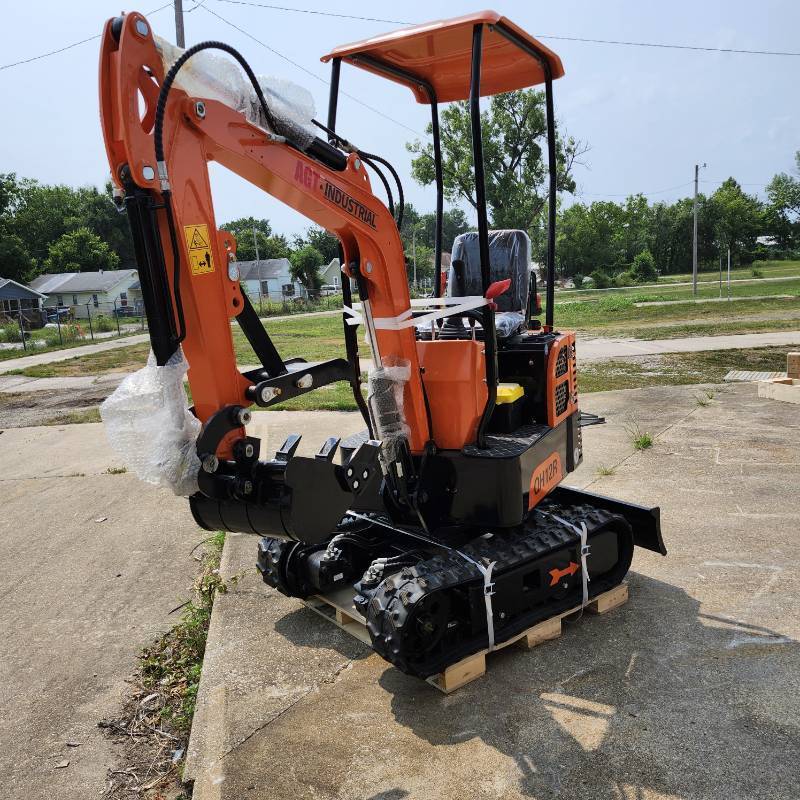 lot 3098 image: Unused AGT 1 Ton Mini Excavator QH12R (Orange)
