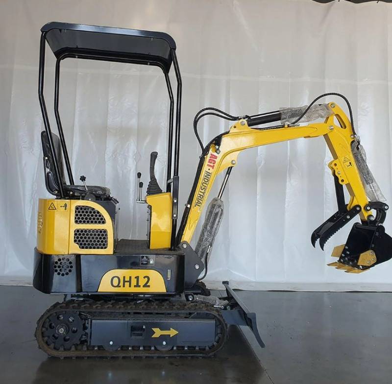 lot 3206 image: Unused AGT 1 Ton Mini Excavator  QH12R