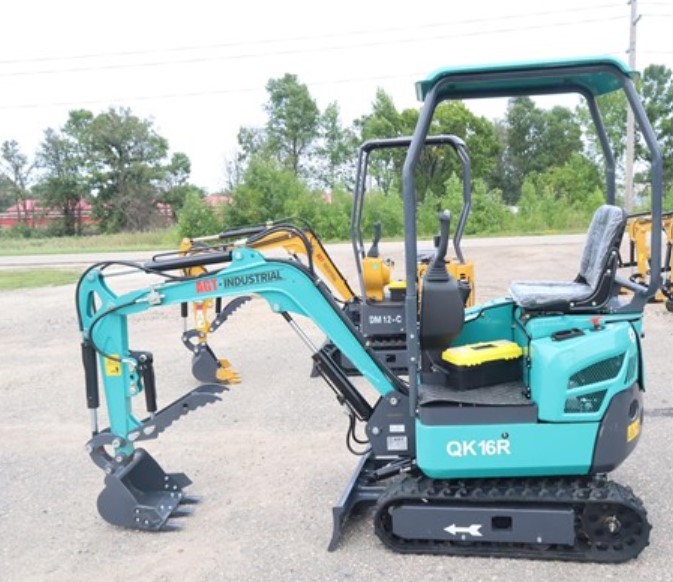 lot 3208 image: Unused AGT Mini Excavator  QK16R
