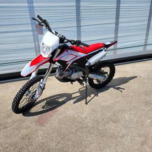 lot 536 image: New DB-Thunder 150 Deluxe 140 cc Racing, Clutch, Kick Start, Double Spar Frame Head Lights 220 (Red)