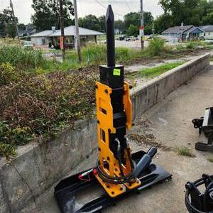 lot 7031 image: New GIYI Skid Steer Breaker