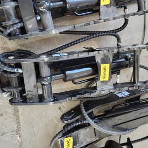 lot 7053 image: Unused GIYI Excavator Thumb - Excavator Attachments