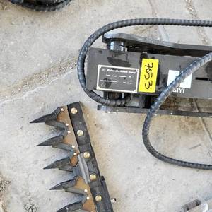 lot 7053F image: Unused GIYI Excavator Thumb - Excavator Attachments