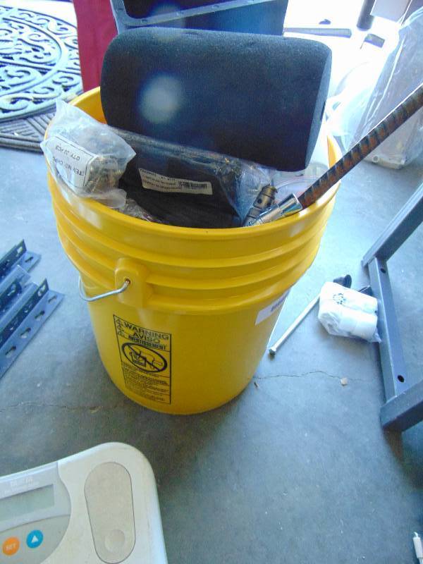 lot 1081 image: 70 lbs. hardware in a 5 gallon bucket