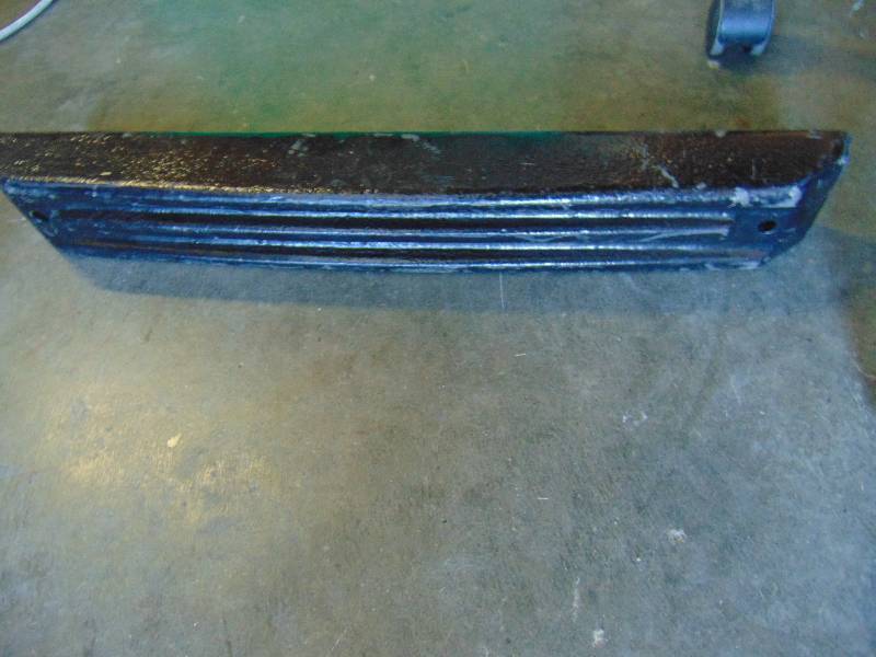 lot 1082 image: Tractor Skid Steer weight QY-03, approx 36 lbs.