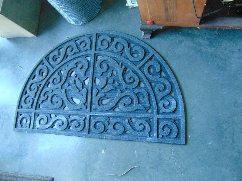 lot 1095 image: 12 Circle Indoor Outdoor mat, 39 x 24, black rubber back