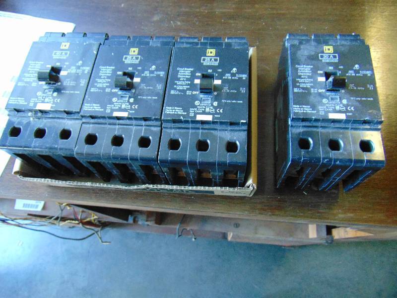 lot 1100 image: (4) ct. mixed lot of breakers (2) 25 amp (1) 30 amp, (1) 40 amp