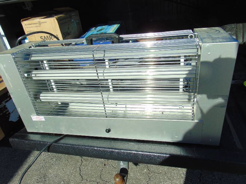 lot 1223 image: Commercial bug Zapper, Powers on