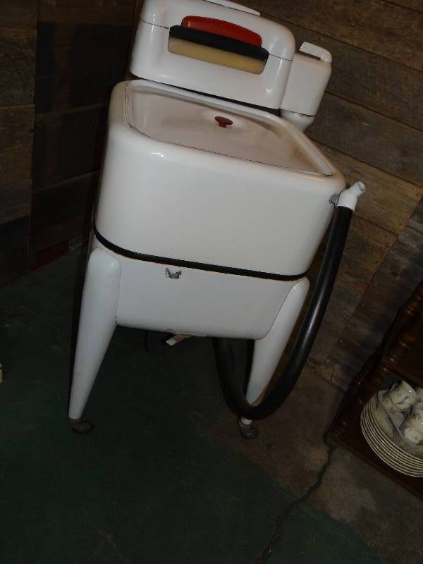 lot 740 image: 1940s Washing machine- Electric- Works