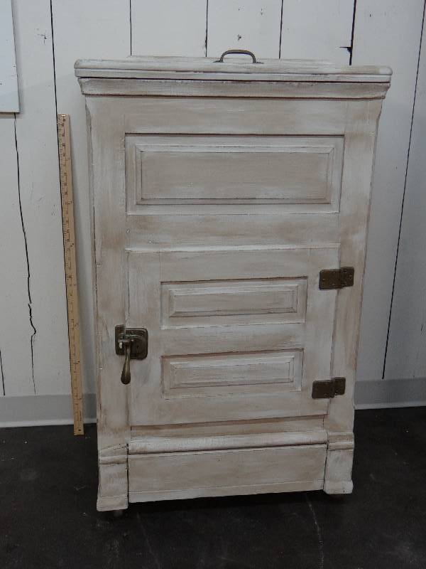 lot 751 image: Antique ice box