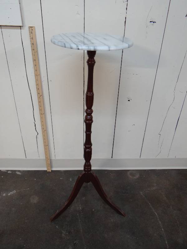 lot 753 image: Marble top pedestal table