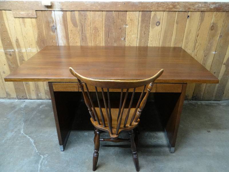 lot 794 image: Jotco desk and chair