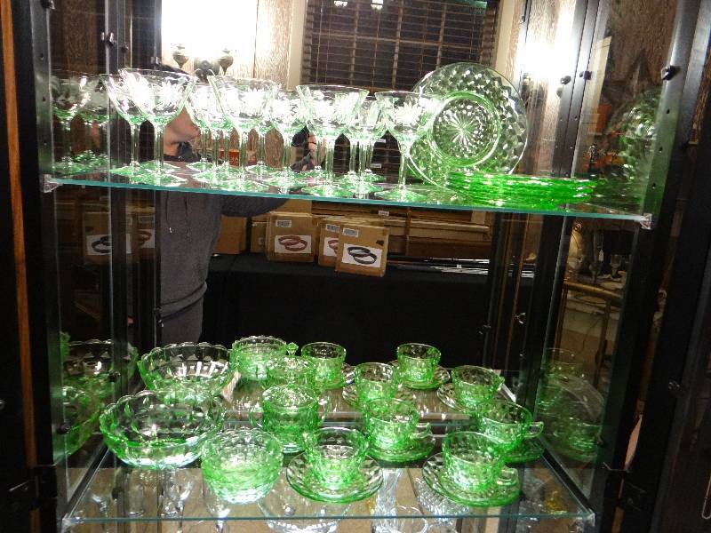 lot 807 image: Lot of vintage green glassware