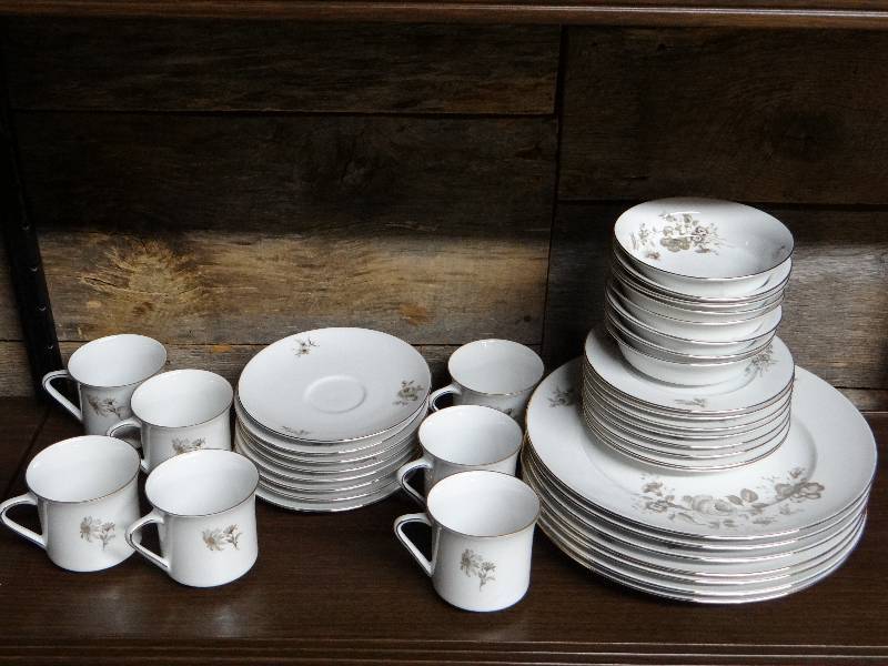 lot 809 image: Set of Johann Havaland Bavaria china