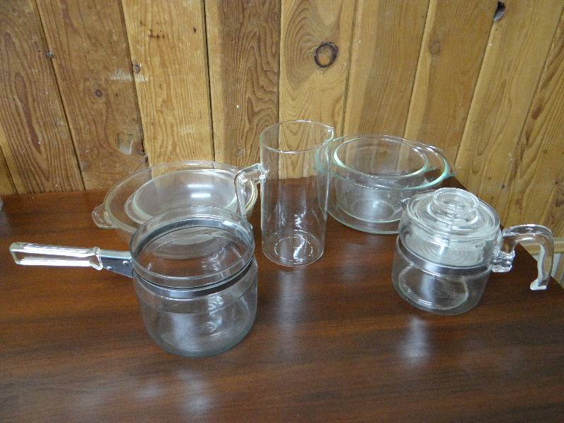 lot 811 image: Lot of various vintage pyrex
