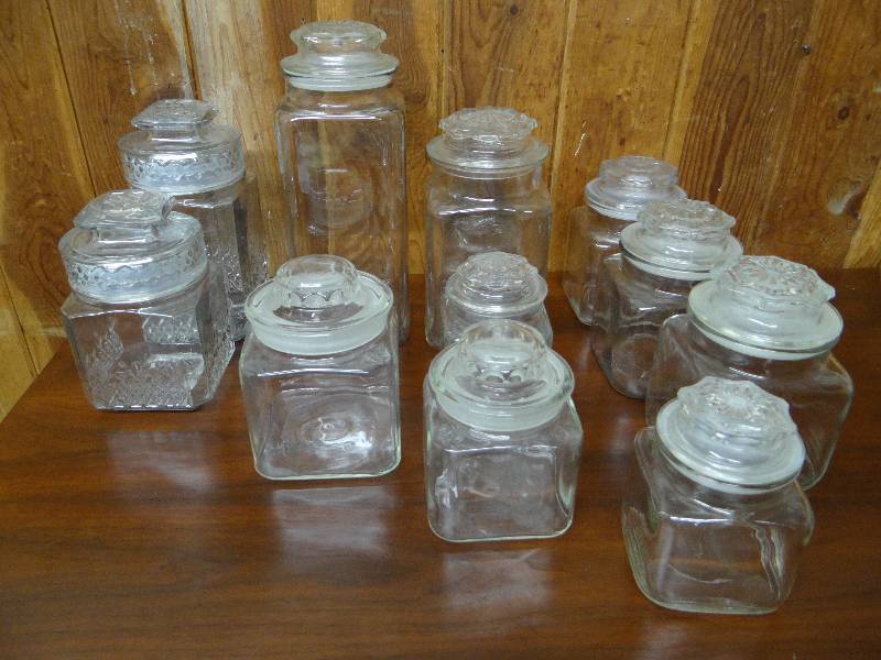 lot 812 image: Lot of glass canisters