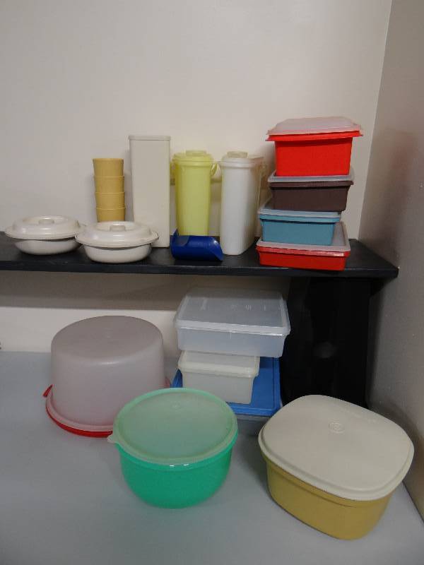 lot 813 image: Lot of tupperware