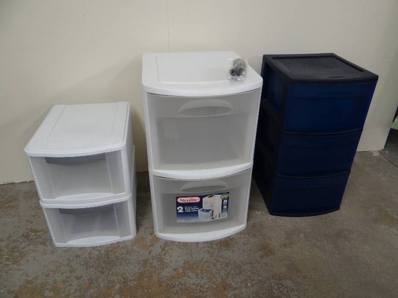 lot 818 image: Plastic storage containers
