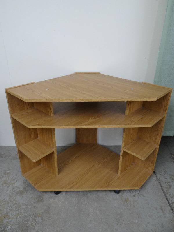 lot 819 image: Corner computer desk on wheels.