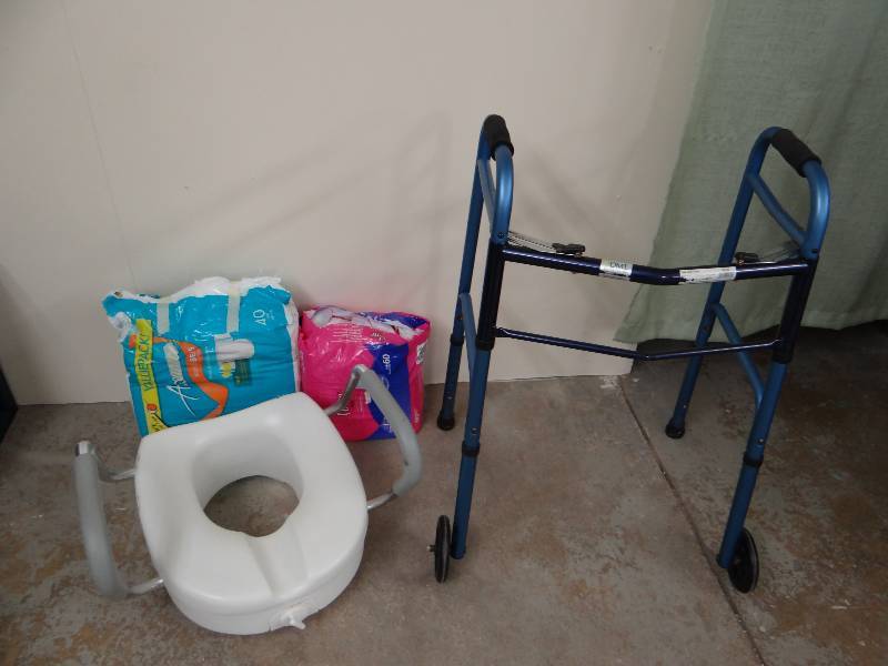 lot 820 image: Handicap equipment