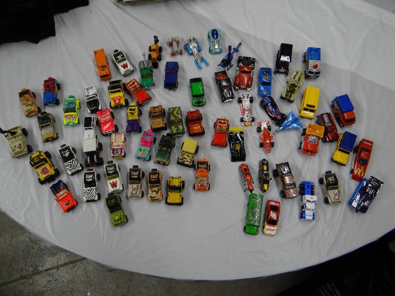 lot 828 image: Lot of various hotwheels or like cars