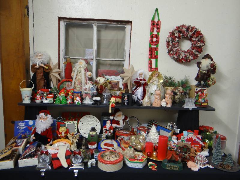 lot 835 image: Large lot of various Christmas items