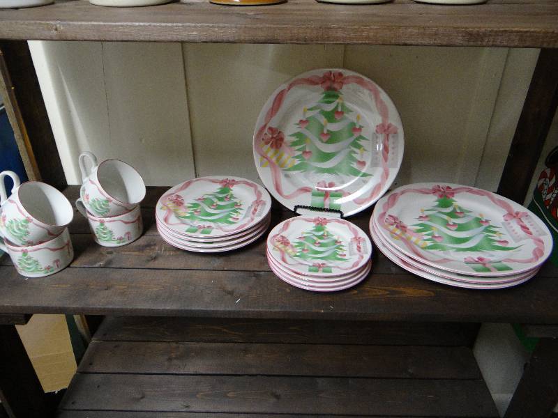 lot 836 image: Christmas dish set