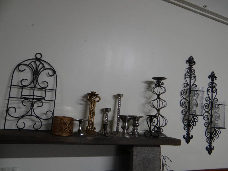 lot 841 image: Various metal decor