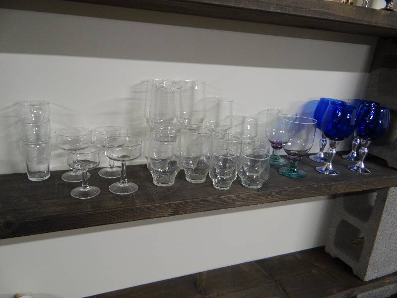 lot 843 image: Various glassware stemware