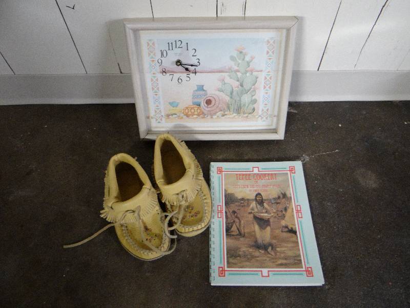 lot 850 image: Pair of leather moccasins