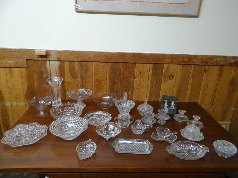 lot 851 image: Lot of various clear glassware